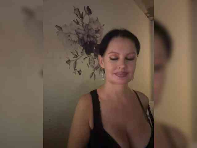 RoyalBreasts webcam
