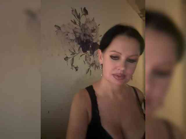 RoyalBreasts webcam