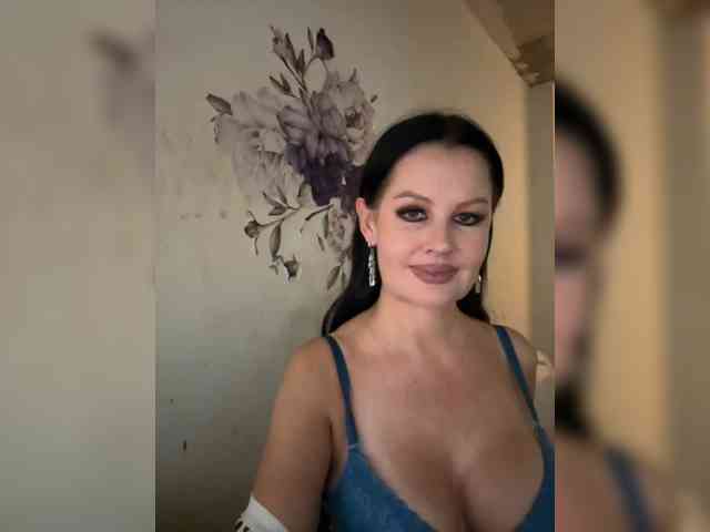 RoyalBreasts webcam