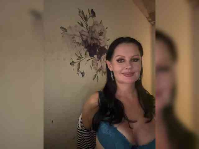 RoyalBreasts webcam