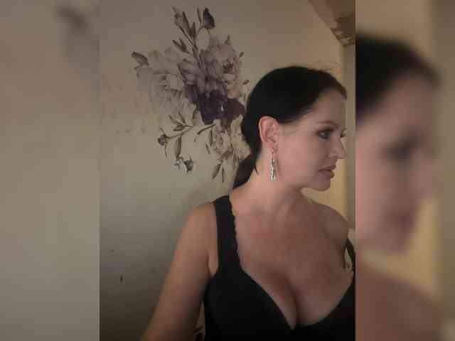 RoyalBreasts webcam