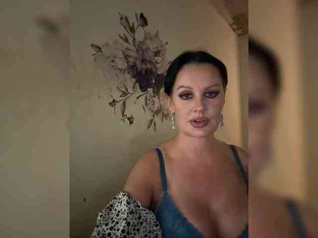 RoyalBreasts webcam