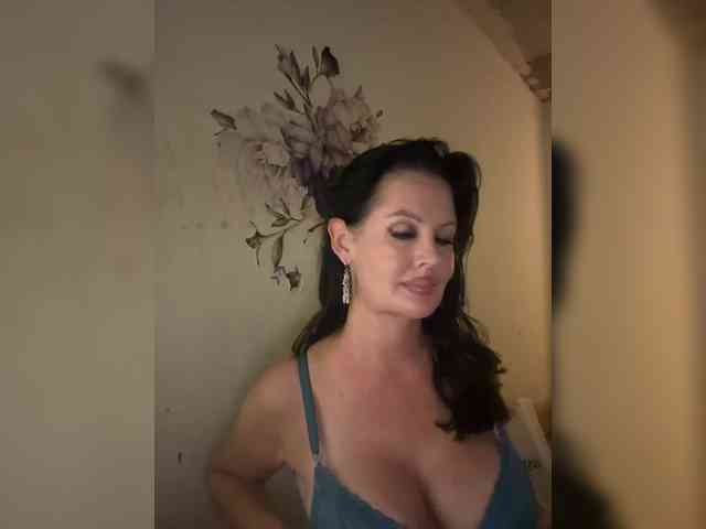 RoyalBreasts webcam