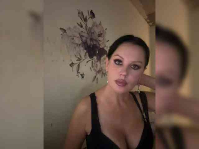 RoyalBreasts webcam