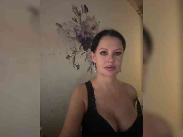 RoyalBreasts webcam