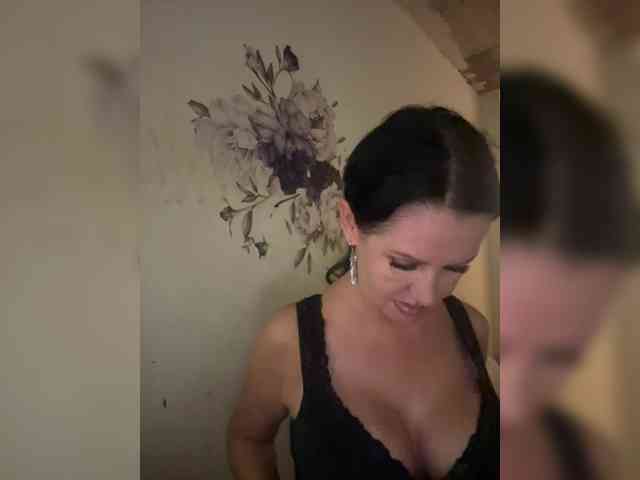 RoyalBreasts webcam
