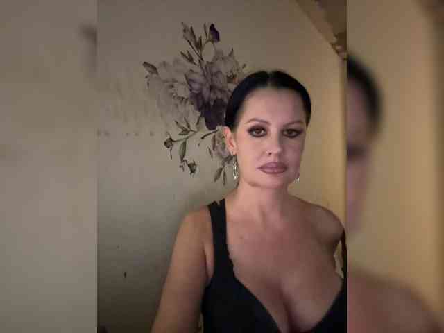 RoyalBreasts webcam