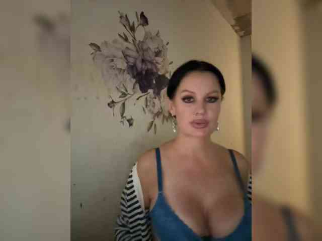 RoyalBreasts webcam