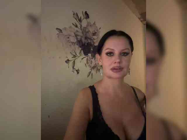 RoyalBreasts webcam