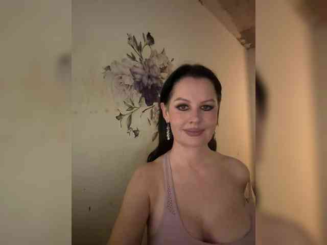 RoyalBreasts Live Webcam on BongaCams