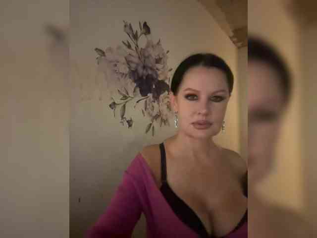 RoyalBreasts webcam