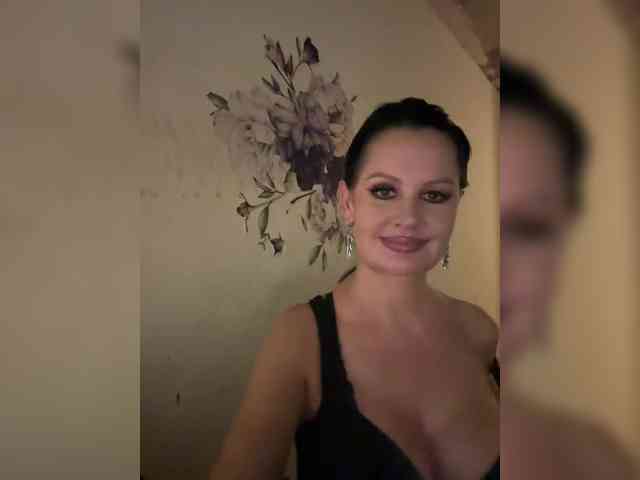 RoyalBreasts webcam