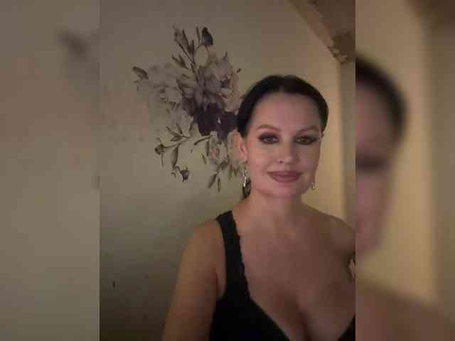 RoyalBreasts webcam