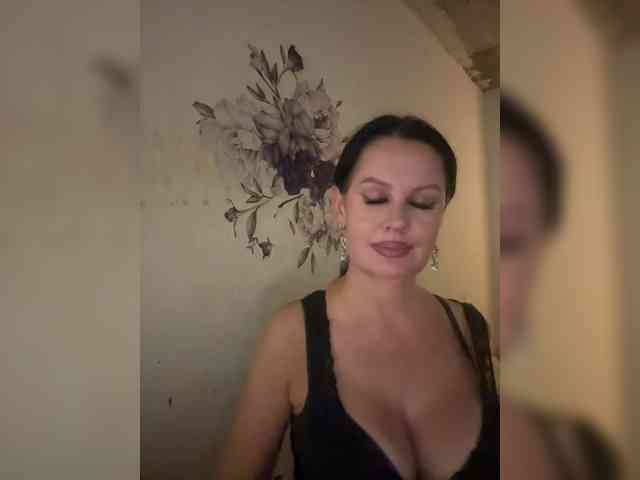 RoyalBreasts webcam