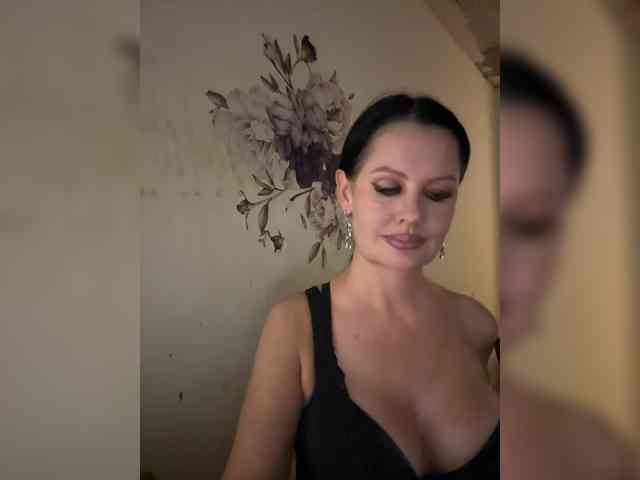 RoyalBreasts webcam