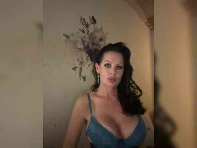RoyalBreasts webcam