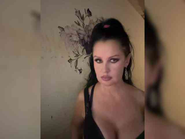 RoyalBreasts webcam