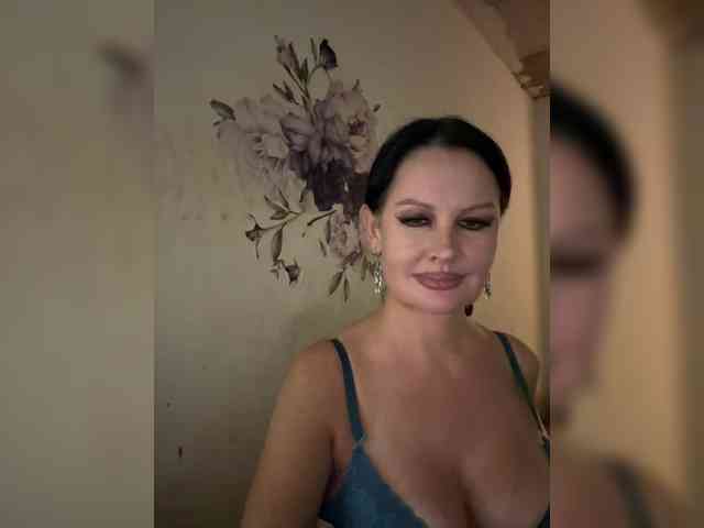 RoyalBreasts webcam