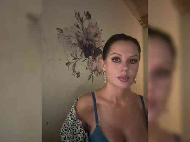 RoyalBreasts webcam