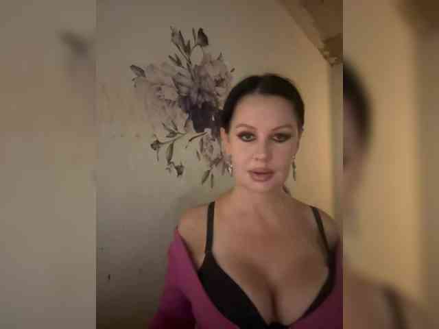 RoyalBreasts webcam