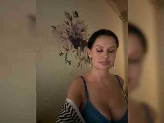 RoyalBreasts webcam