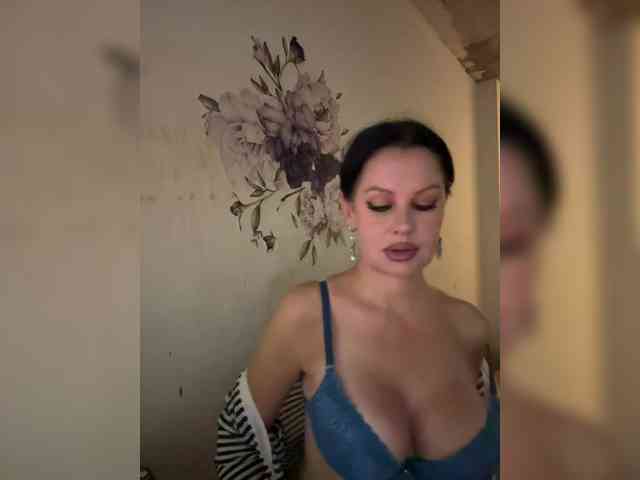 RoyalBreasts webcam