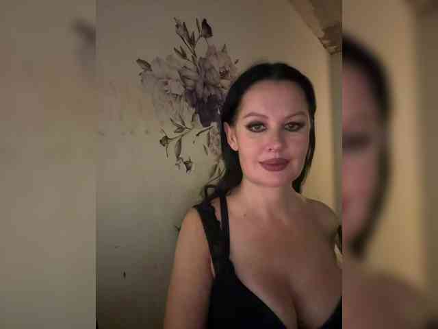 RoyalBreasts webcam
