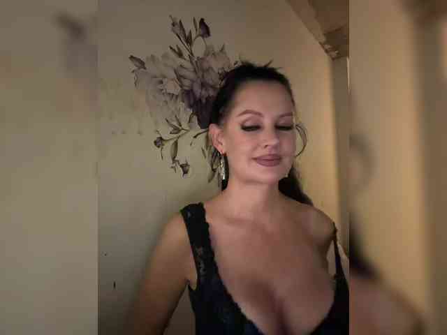 RoyalBreasts webcam