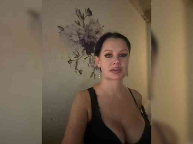 RoyalBreasts webcam