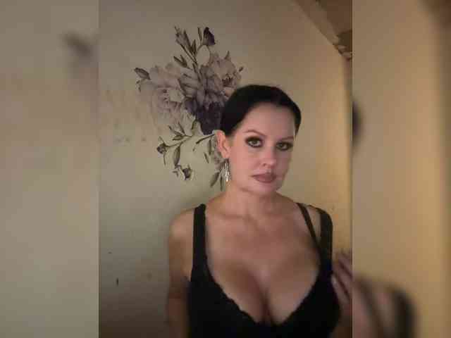 RoyalBreasts webcam