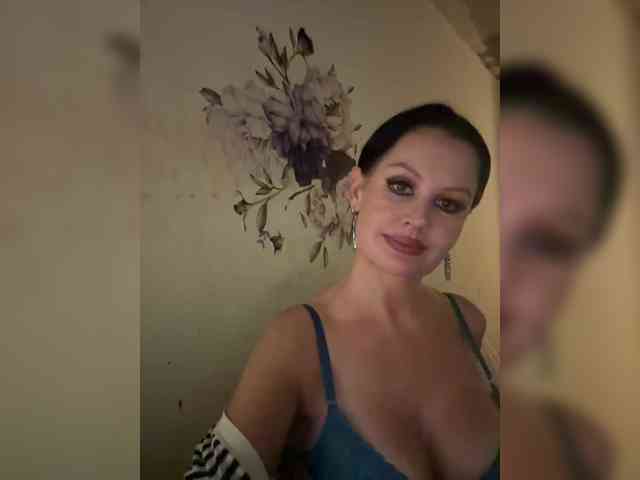 RoyalBreasts webcam