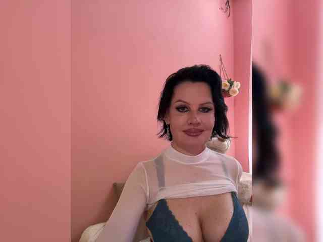 RoyalBreasts webcam