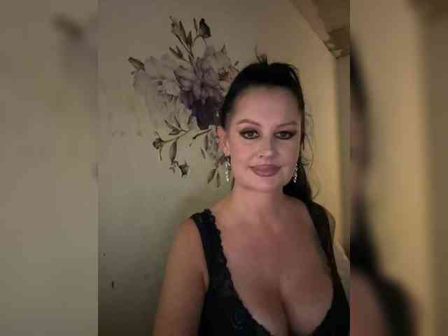 RoyalBreasts webcam