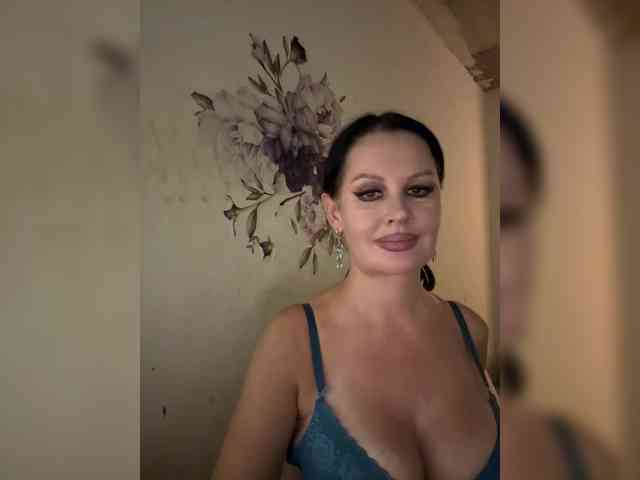 RoyalBreasts webcam