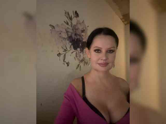 RoyalBreasts webcam