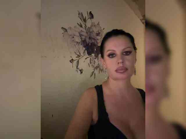 RoyalBreasts webcam