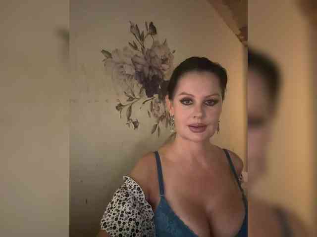 RoyalBreasts webcam
