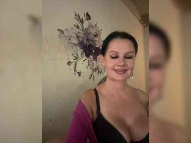 RoyalBreasts webcam