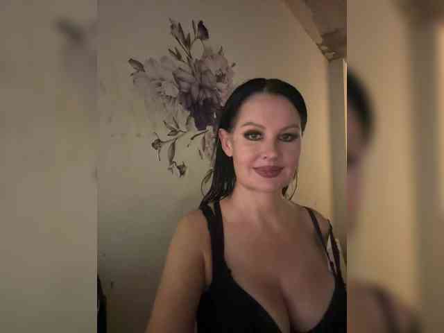 RoyalBreasts webcam