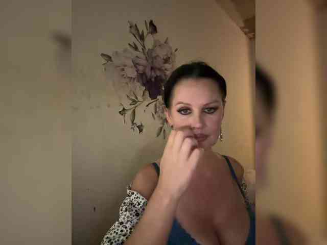 RoyalBreasts webcam
