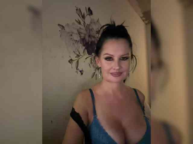 RoyalBreasts webcam