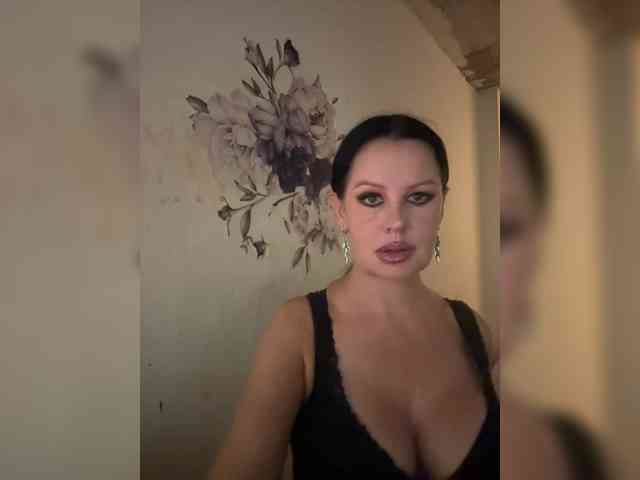 RoyalBreasts webcam