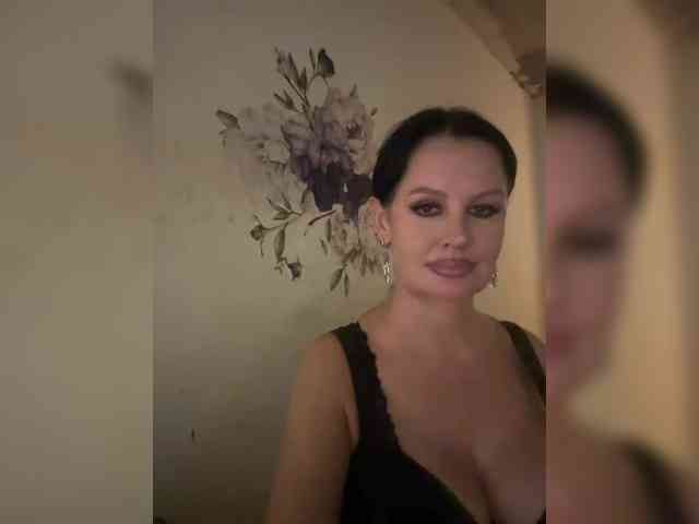 RoyalBreasts webcam
