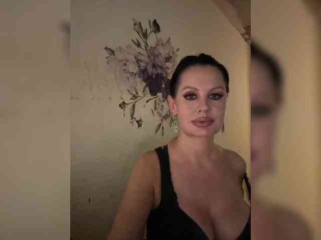 RoyalBreasts webcam
