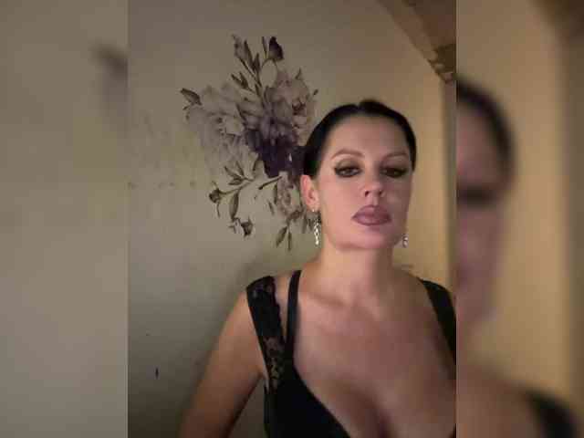 RoyalBreasts webcam
