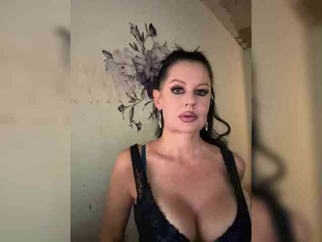 RoyalBreasts webcam