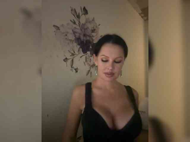 RoyalBreasts webcam