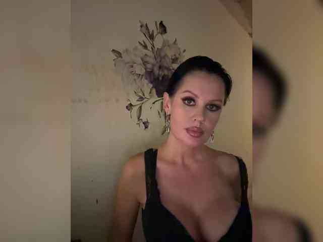 RoyalBreasts webcam
