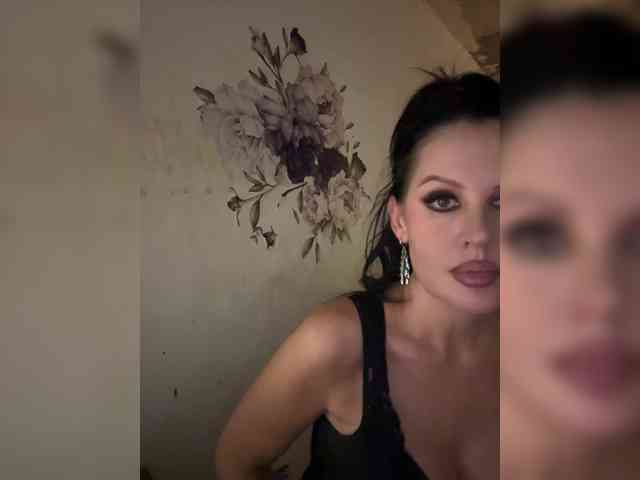 RoyalBreasts webcam