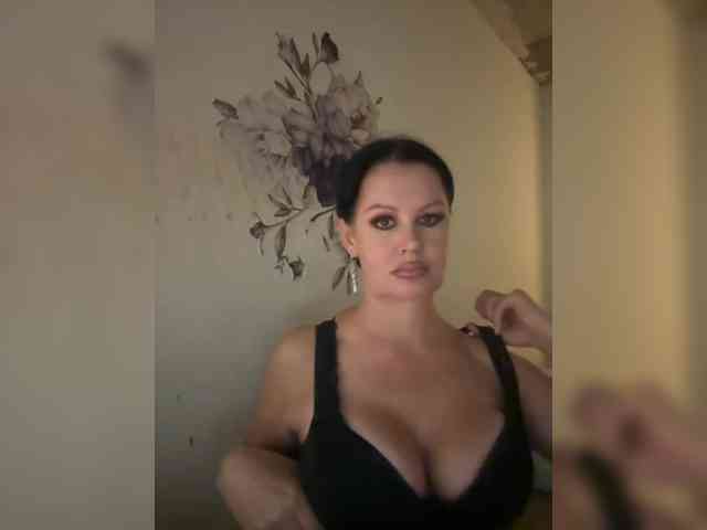 RoyalBreasts webcam